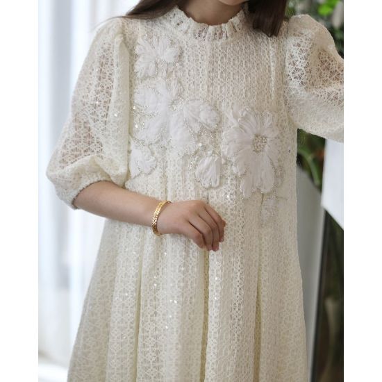 صورة فستان بناتي أوف وايت قماش شبك مطرز بزهور بارزة | تصميم كشكشة وطبقات كلوش - kj2106